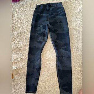 ALO Yoga Black Camouflage Leggings medium